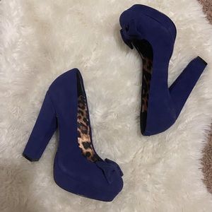 Verset Johnson Blue Suede pumps with bow
